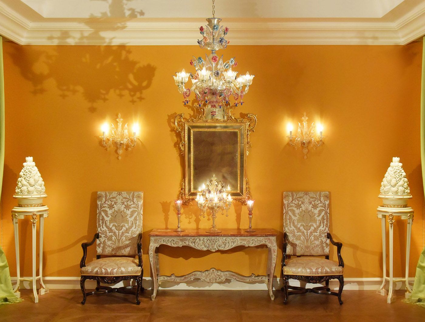 Louis XIV throne, la regence consolle, venetian mirror, Murano chandeliere, Empire flowerpot holders | P.& G. Cugini Lanzani